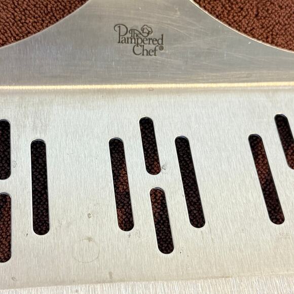 Pampered Chef grill spatula. 8 in. wide. Great for lifting grilled fish, veggies - Picture 5 of 5